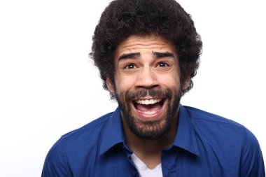 Mutlu siyah adam beyaz arka plan üzerinde poz