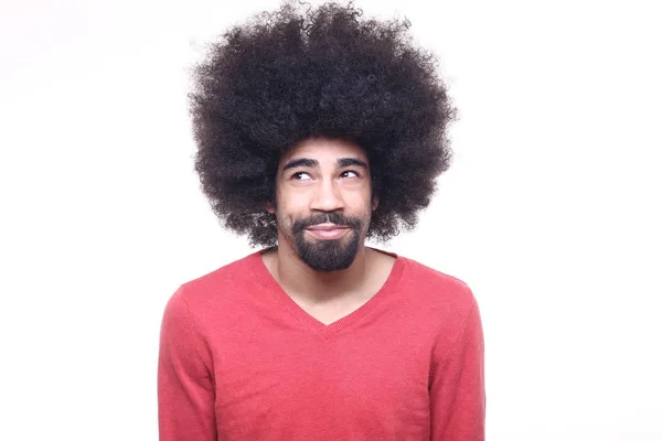 Hombre Afroamericano Con Pelo Rizado Posando Sobre Fondo Blanco — Foto de Stock