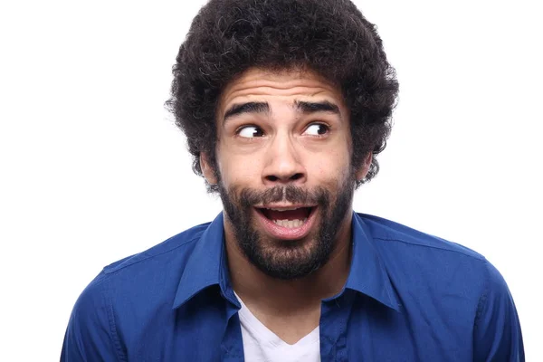 Hombre Negro Feliz Posando Sobre Fondo Blanco — Foto de Stock