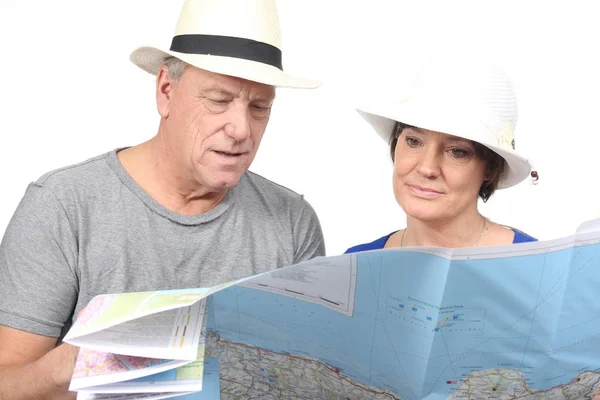 在地图上观看的老高加索旅行夫妇 — 图库照片
