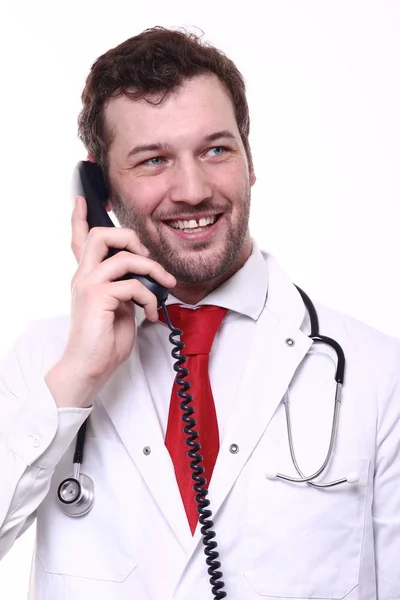 Αρσενικό Γιατρός Φορώντας Ειδική Στολή Στηθοσκόπιο Και Μιλάμε Στο Τηλέφωνο — Φωτογραφία Αρχείου