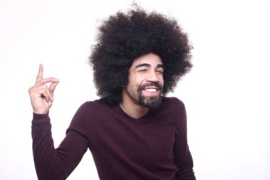 Afro-Amerikan adam beyaz arka plan üzerinde poz