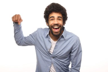 Mutlu siyah adam beyaz arka plan üzerinde poz