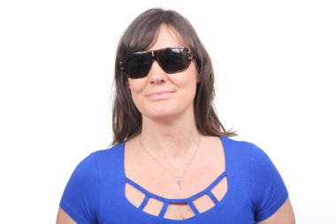 Eski beyaz kadın gülümsüyor