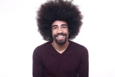 Kabarık kıvırcık saçlı mutlu Afro-Amerikan adam