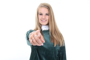 Sarışın kız kameraya işaret