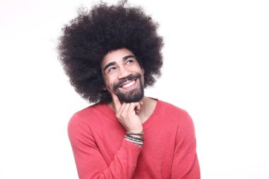 Beyaz arka plan önünde duygusal afro adam