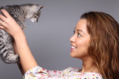 Kedi güzel beyaz kadınla