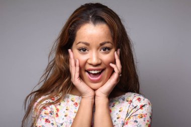 Güzel beyaz kız gülümsüyor