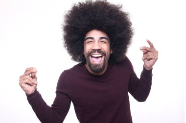 Afro-Amerikan adam beyaz arka plan üzerinde poz
