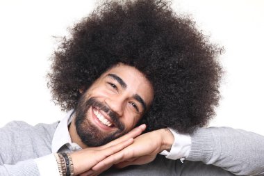 Beyaz arka plan önünde mutlu afro adam