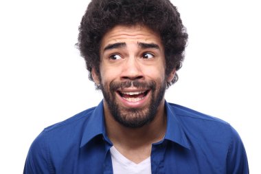 Mutlu siyah adam beyaz arka plan üzerinde poz