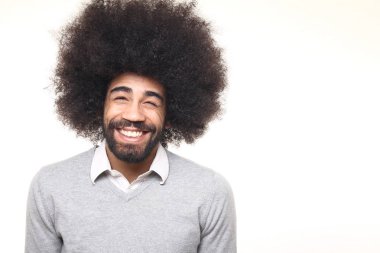 Beyaz arka plan önünde mutlu afro adam