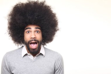 Şaşırmış siyah adam beyaz arka plan üzerinde poz