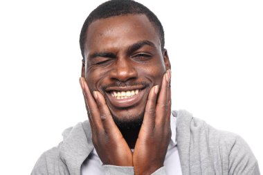 Siyah adam poz gülümseyen