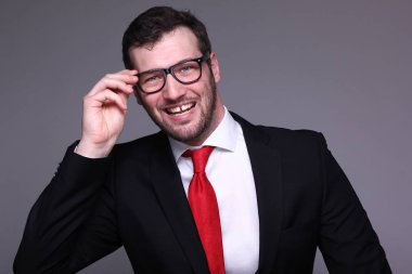 Beyaz genç adam gülümsüyor