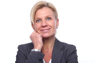 Eski beyaz kadın gülümsüyor