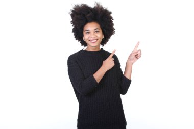 Güzel Afro-Amerikan kadın için bir şey işaret ediyor