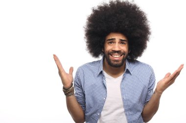 Duygusal siyah adam beyaz arka plan üzerinde poz