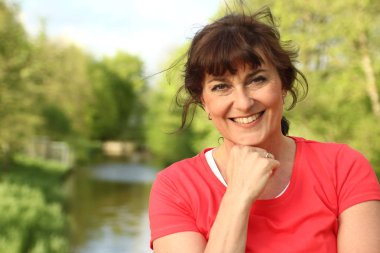 güzel bir kadın parkta poz