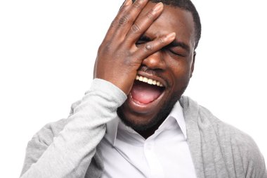 Siyah adam poz gülümseyen