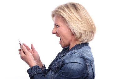 Eski beyaz kadın cep telefonu kullanıyor