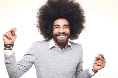 Kıvırcık saçlı beyaz arka plan üzerinde poz Afro-Amerikan adam
