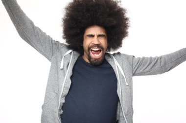 Beyaz arka plan önünde duygusal afro adam