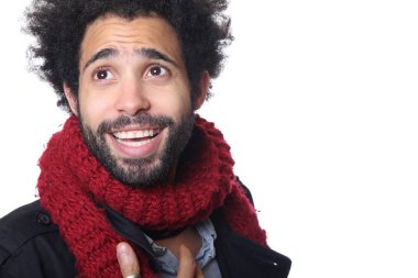 Beyaz arka plan üzerinde mutlu siyah adam