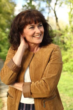 güzel bir kadın parkta poz