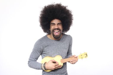 Zenci küçük gitar çalmaya