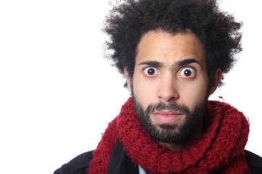 Beyaz arka planda siyah şaşırmış adam 