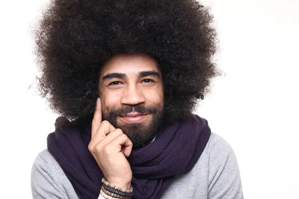 Hombre Afroamericano Con Pelo Rizado Posando Sobre Fondo Blanco — Foto de Stock