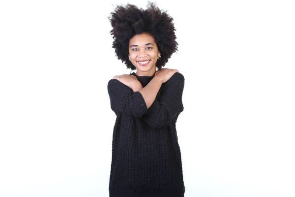 Mulher Afro Americana Bonita Está Sorrindo — Fotografia de Stock