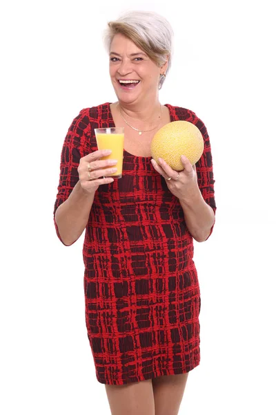 Kobieta Blonde Holding Szkła Soku Melon — Zdjęcie stockowe