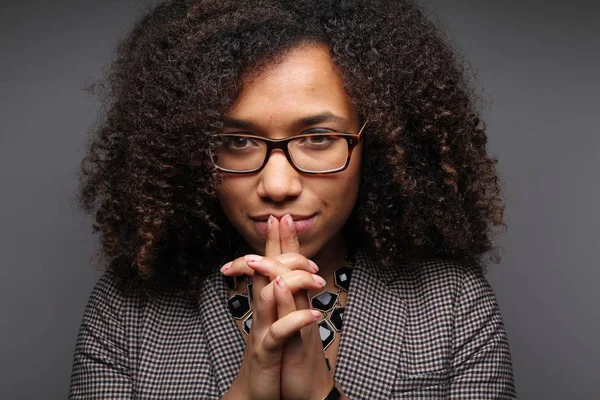 Hermosa Mujer Afroamericana Está Pensando Algo — Foto de Stock