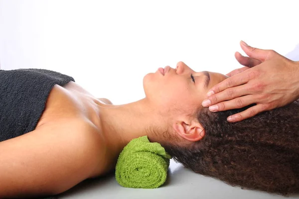 Africaine Jeune Femme Massage Dans Spa Saloon — Photo
