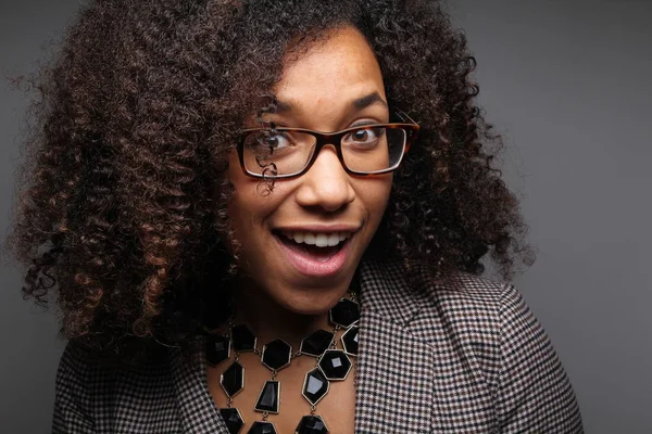 Mulher Afro Americana Bonita Está Sorrindo — Fotografia de Stock