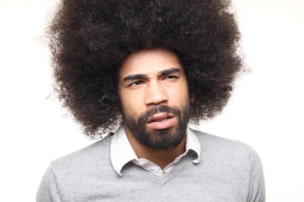 Afro Americano Uomo Con Capelli Ricci Posa Sfondo Bianco — Foto Stock