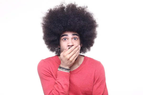 口を覆っている巻き毛の黒人男性 — ストック写真