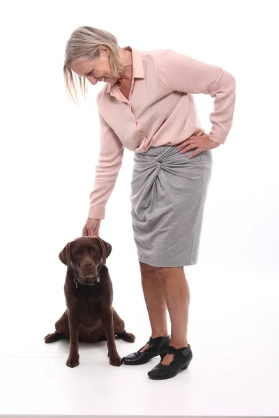 Blohde Vrouw Poseren Met Hond Witte Achtergrond — Stockfoto