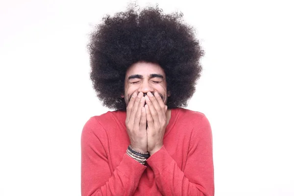 Zwarte Man Met Krullend Haar Lachende — Stockfoto