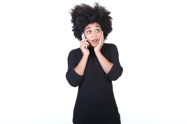 Hermosa Mujer Afroamericana Está Hablando Por Teléfono Móvil — Foto de Stock