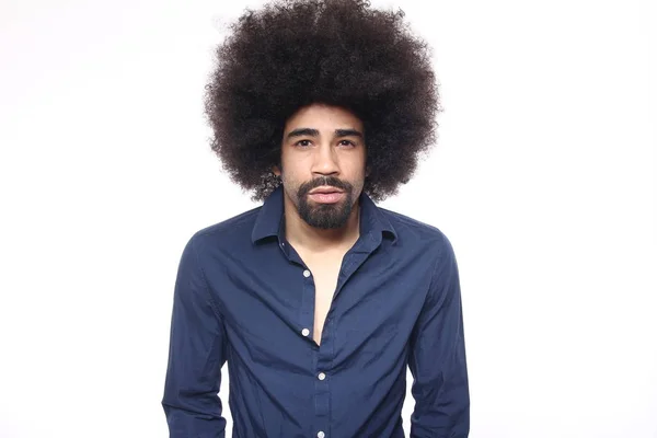 Felice Uomo Afro Americano Con Grandi Capelli Ricci — Foto Stock