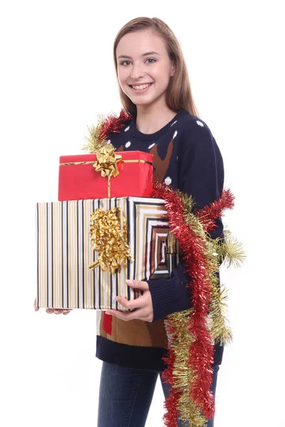 クリスマスのプレゼントで美しい少女 — ストック写真