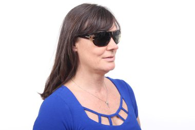 Eski beyaz kadın gülümsüyor