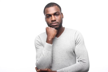 Siyah adam poz düşünme