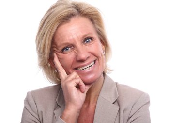 Eski beyaz kadın gülümsüyor