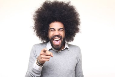 Beyaz arka plan önünde duygusal afro adam