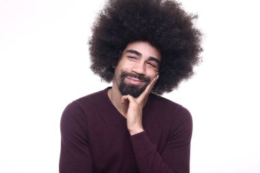 Afro-Amerikan adam beyaz arka plan üzerinde poz